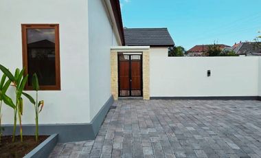 FOR SALE BEAUTIFUL VILLA WITH LARGE A SWIMMING POOL AT DENPASAR SELATAN