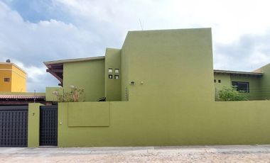 HERMOSA CASA EN CALLE PRIVADA