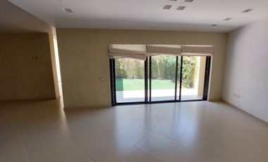 HERMOSA CASA EN CALLE PRIVADA