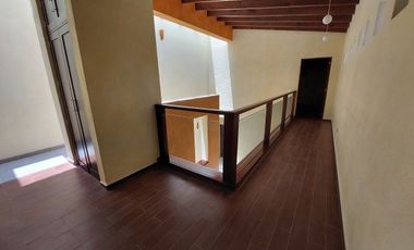 HERMOSA CASA EN CALLE PRIVADA