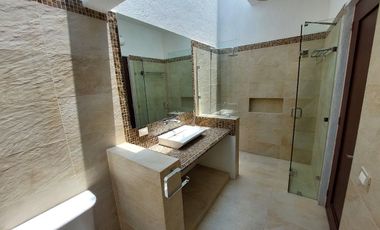 HERMOSA CASA EN CALLE PRIVADA