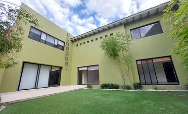 HERMOSA CASA EN CALLE PRIVADA