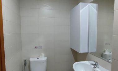 Studio Lantai 5 Tower Mahogani Woodland Park Residence by MoFU