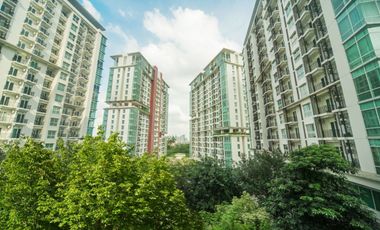 Studio Lantai 5 Tower Mahogani Woodland Park Residence by MoFU