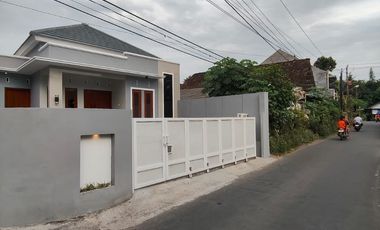 Rumah Murah Sleman, SIAP HUNI Pinggir Jalan Utama. Dekat Pintu Tol Jogja