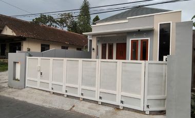 Rumah Murah Sleman, SIAP HUNI Pinggir Jalan Utama. Dekat Pintu Tol Jogja
