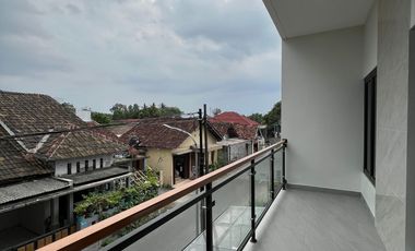 Rumah Condongcatur: Yang Tahu Nilai Lokasi, Pasti Paham. Tepi Jalan Aspal Utama