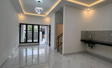 Rumah Condongcatur: Yang Tahu Nilai Lokasi, Pasti Paham. Tepi Jalan Aspal Utama