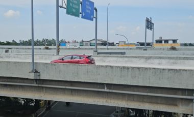 Murah !! DISEWAKAN TANAH DIATASNYA BERDIRI BANGUNAN 2 LANTAI SETENGAH JADI DI KALIMALANG DI BAWAH TOL