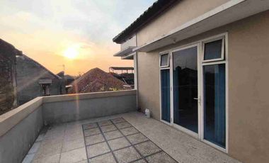 rumah 2 lantai furnish tinggal masuk dekat tol solo