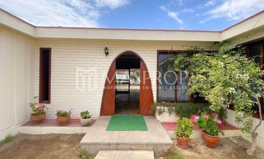 CASA AMPLIA EN ALQUILER CON ALTA CAPACIDAD DE USO – URB. SANTA ELENA