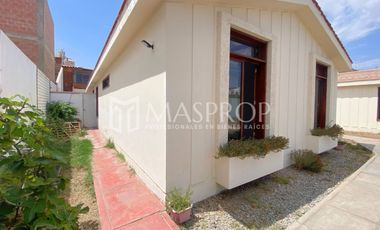 CASA AMPLIA EN ALQUILER CON ALTA CAPACIDAD DE USO – URB. SANTA ELENA