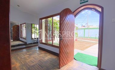 CASA AMPLIA EN ALQUILER CON ALTA CAPACIDAD DE USO – URB. SANTA ELENA