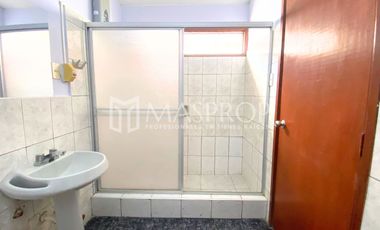 CASA AMPLIA EN ALQUILER CON ALTA CAPACIDAD DE USO – URB. SANTA ELENA