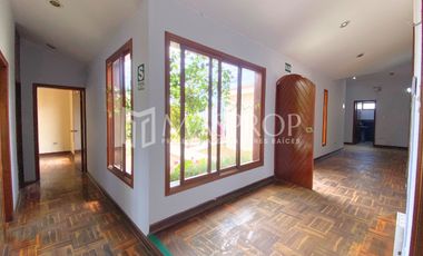 CASA AMPLIA EN ALQUILER CON ALTA CAPACIDAD DE USO – URB. SANTA ELENA