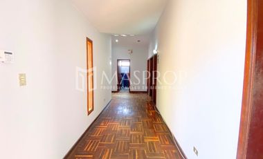 CASA AMPLIA EN ALQUILER CON ALTA CAPACIDAD DE USO – URB. SANTA ELENA