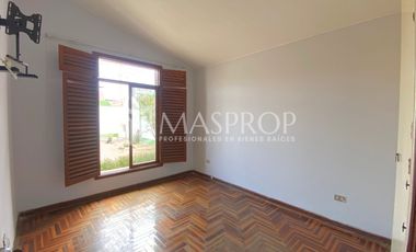 CASA AMPLIA EN ALQUILER CON ALTA CAPACIDAD DE USO – URB. SANTA ELENA