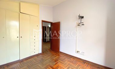 CASA AMPLIA EN ALQUILER CON ALTA CAPACIDAD DE USO – URB. SANTA ELENA