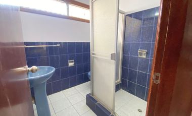 CASA AMPLIA EN ALQUILER CON ALTA CAPACIDAD DE USO – URB. SANTA ELENA