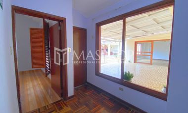 CASA AMPLIA EN ALQUILER CON ALTA CAPACIDAD DE USO – URB. SANTA ELENA