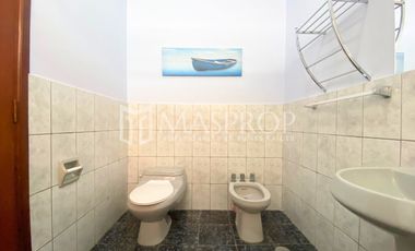 CASA AMPLIA EN ALQUILER CON ALTA CAPACIDAD DE USO – URB. SANTA ELENA