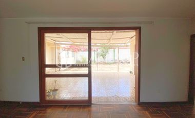 CASA AMPLIA EN ALQUILER CON ALTA CAPACIDAD DE USO – URB. SANTA ELENA