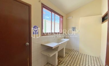 CASA AMPLIA EN ALQUILER CON ALTA CAPACIDAD DE USO – URB. SANTA ELENA