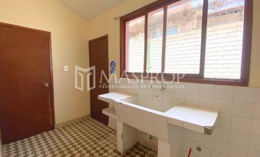 CASA AMPLIA EN ALQUILER CON ALTA CAPACIDAD DE USO – URB. SANTA ELENA