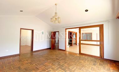 CASA AMPLIA EN ALQUILER CON ALTA CAPACIDAD DE USO – URB. SANTA ELENA