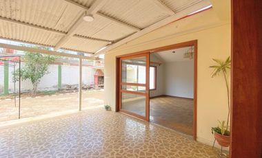 CASA AMPLIA EN ALQUILER CON ALTA CAPACIDAD DE USO – URB. SANTA ELENA
