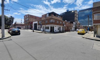 ¡Local Comercial Esquinero de Alto Impacto con 3 Vitrinas en Arriendo - Julio Flores / Morato!