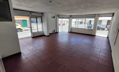 ¡Local Comercial Esquinero de Alto Impacto con 3 Vitrinas en Arriendo - Julio Flores / Morato!