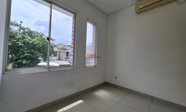 5 Menit ke Puri Indah Mall & Tunas Muda Kedoya, Disewa Rumah Puri Mansion Hawaii Fasilitas Kolam Renang, Kids Playground, Basket Court, Tennis Court