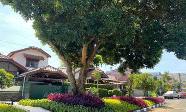 Rumah Sudut dijual cepat halaman luas terawat SHM siap huni lokasi strategis Pasteur Bandung Nego