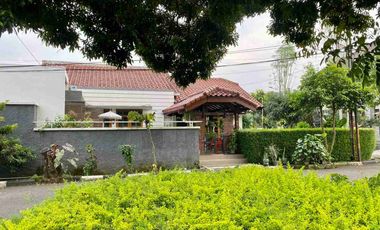 Rumah Sudut dijual cepat halaman luas terawat SHM siap huni lokasi strategis Pasteur Bandung Nego