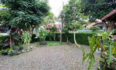 Rumah Sudut dijual cepat halaman luas terawat SHM siap huni lokasi strategis Pasteur Bandung Nego