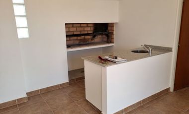 ALQUILO DEPARTAMENTO DE 2 PLANTAS CON ASADOR Y QUINCHO. BELGRANO AL 1600.