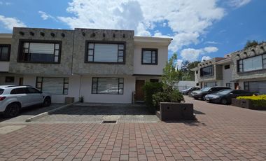 En Challuabamba casa en venta en urbanzación – sector Megatienda del Sur