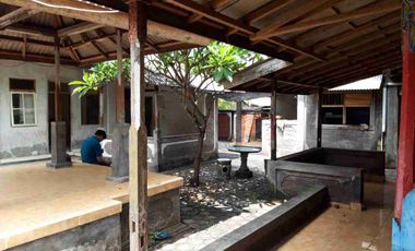 Rumah 2 Lantai Lokasi Strategis Di Jl Raya Singaraja-Bedugul, Sukasada Buleleng

Kondisi bangunan butuh servis
Luas Tanah : 500m²

Luas Bangunan : 237m²

Fasilitas :

Ruang Artshop

Kamar Tidur : 5

Kamar Mandi : 4

Listrik : 1300 Watt

Air : Sumur Bor 

Hadap : Barat

Akses Jalan 8 Meter

Lokasi strategis, 
berada di jalan utama, dekat dengan fasilitas umum.

Harga : Rp 2.5M Nego