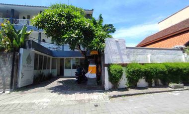 Di Jual Hotel 3 Lantai Dengan Resto 
Di Jl. Petitenget Gg. Kukur Anyar, Kerobokan Kelod, Kec. Kuta Utara, Kab. Badung

Spesifikasi:

Luas Tanah 325m²

Bangunan Hotel 396m²

Bangunan Resto 15m²
11 Kamar
Pool

Resto

Tahun dibangun 2013

Selling Point:

Kawasan Hotel/Villa Petitenget

7 Menit Menuju Pantai Petitenget

7 Menit ke Seminyak Square

Harga 15M Nego
