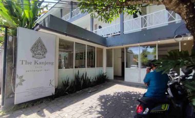 Di Jual Hotel 3 Lantai Dengan Resto 
Di Jl. Petitenget Gg. Kukur Anyar, Kerobokan Kelod, Kec. Kuta Utara, Kab. Badung

Spesifikasi:

Luas Tanah 325m²

Bangunan Hotel 396m²

Bangunan Resto 15m²
11 Kamar
Pool

Resto

Tahun dibangun 2013

Selling Point:

Kawasan Hotel/Villa Petitenget

7 Menit Menuju Pantai Petitenget

7 Menit ke Seminyak Square

Harga 15M Nego