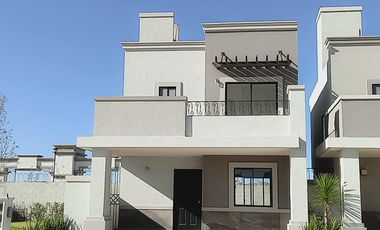 LUJOSA CASA DE 3 HABITACIONES CON GRAN PATIO EXTERIOR EN PACUCA