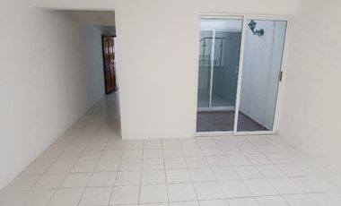 CASA EN VENTA, a 2 cuadras de la calzada Lázaro Cárdenas