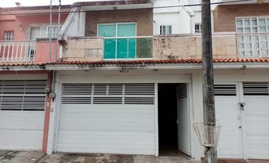 CASA EN VENTA, a 2 cuadras de la calzada Lázaro Cárdenas