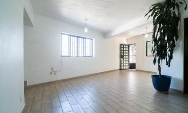 CASA SOLA SOBRE AVENIDA  PRINCIPAL SUBIDA A CHALMA