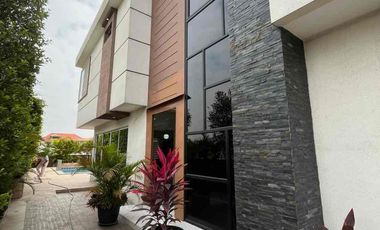 Se vende de Oportunidad Casa nueva en Km 1 de Vía a Samborondón Vista al Lago