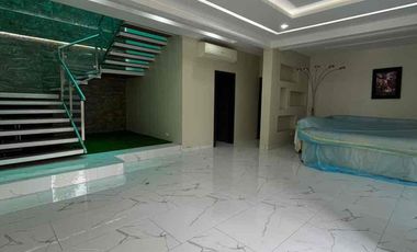 Se vende de Oportunidad Casa nueva en Km 1 de Vía a Samborondón Vista al Lago