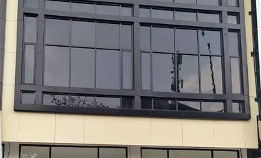 Disewakan Ruko 3 Lantai Siap Huni Pinggir Jl. Raya Transyogie