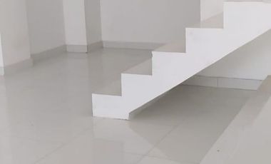 Disewakan Ruko 3 Lantai Siap Huni Pinggir Jl. Raya Transyogie