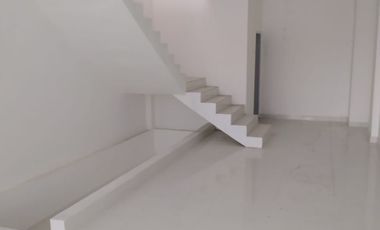 Disewakan Ruko 3 Lantai Siap Huni Pinggir Jl. Raya Transyogie